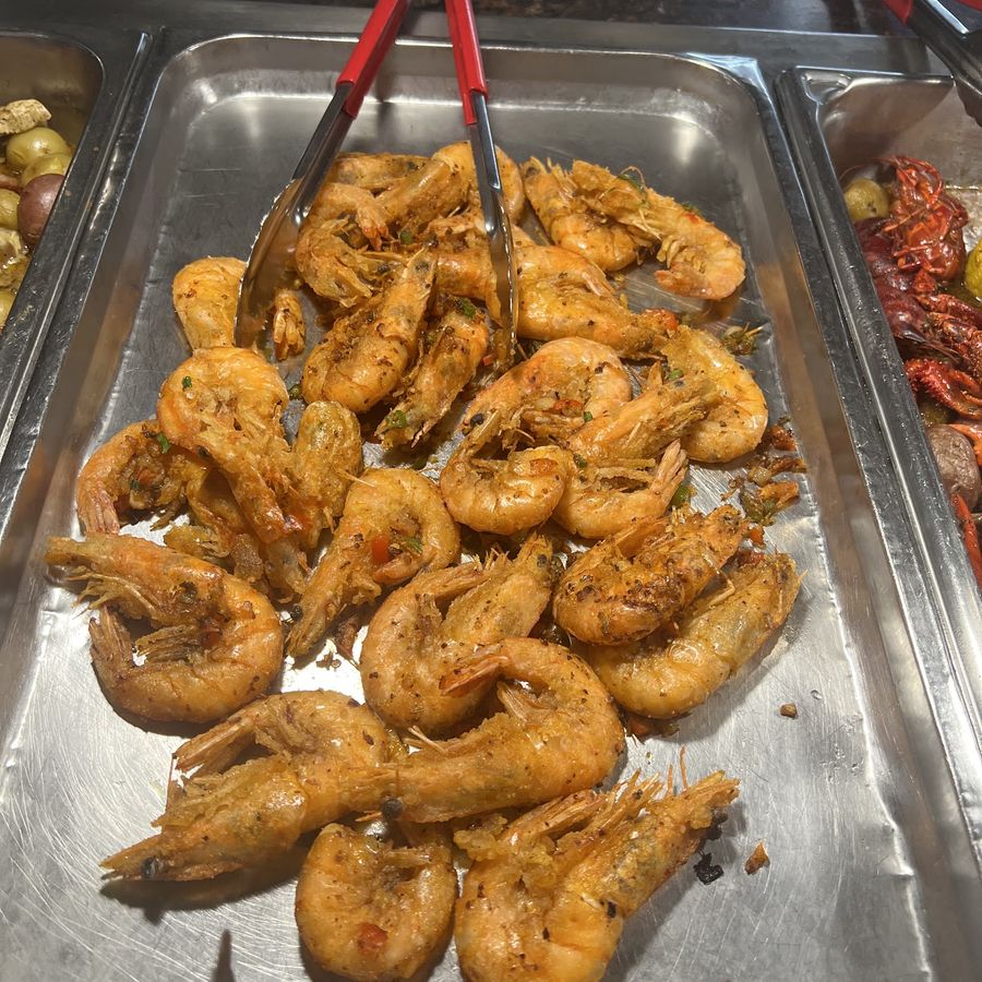 A tray of fried head-on shrimp