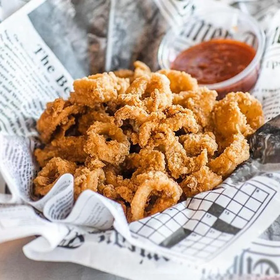 Fried calamari rings with marinara sauce