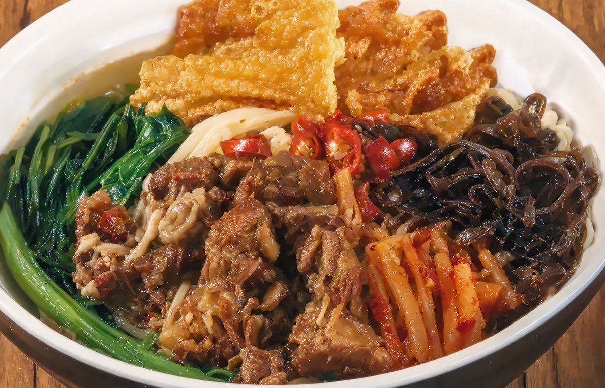 Beef Rice Noodle in Spicy Escargot Soup